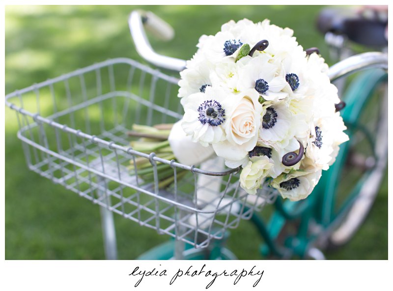 Brides bouquet in the basket of the bicycle