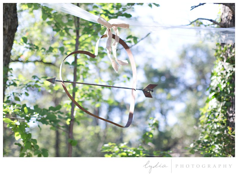 Heart with an arrow hanging from a tree at a barn wedding at Squirrel Creek Ranch in Grass Valley, California.
