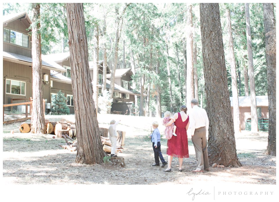 Family at Harmony Ridge Lodge Jewish wedding in the Tahoe National Forest in California.